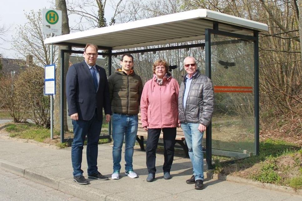 Mirko Spieckermann, Conrad Rieger, Gabriele Weber und Jürgen Mosalf (v. lks.) an der Haltestelle Sandberger Weg/Bültsaal.