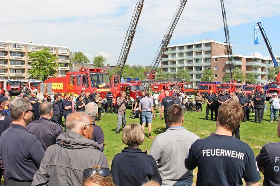 Begrüßung der Teilnehmer auf der Uferwiese.