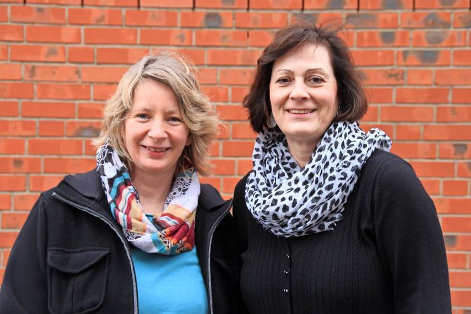 Ute Lowitz und Doris Götz (v. lks.) verfolgen den ganzheitlichen Ansatz und behandeln körperliche sowie seelische Leiden.