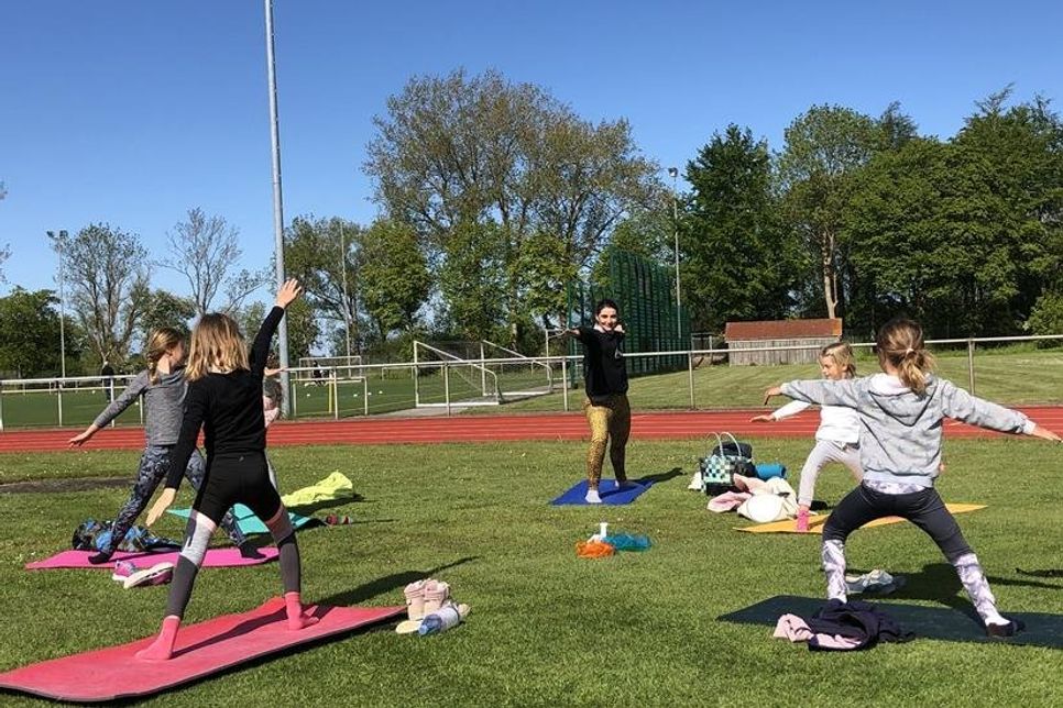 Mit ausreichendem Abstand und an der frischen Luft macht Yoga gleich doppelt so viel Spaß.