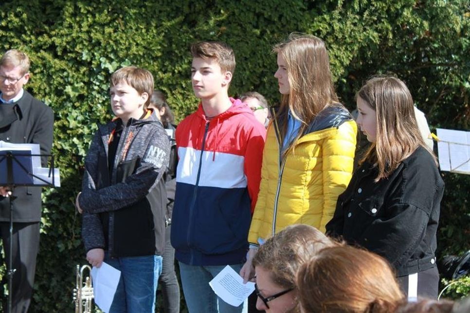 Schüler vom Küstengymnasium trugen Berichte von Überlebenden vor.