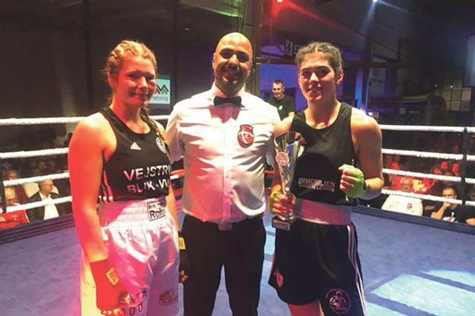 Melanie Christensen (BK Rollo, v. l.) wird zum dritten Mal angezählt und im Anschluss wird der Kampf abgebrochen. Julia Spieß wurde somit zur Siegerin dieser Partie erklärt.