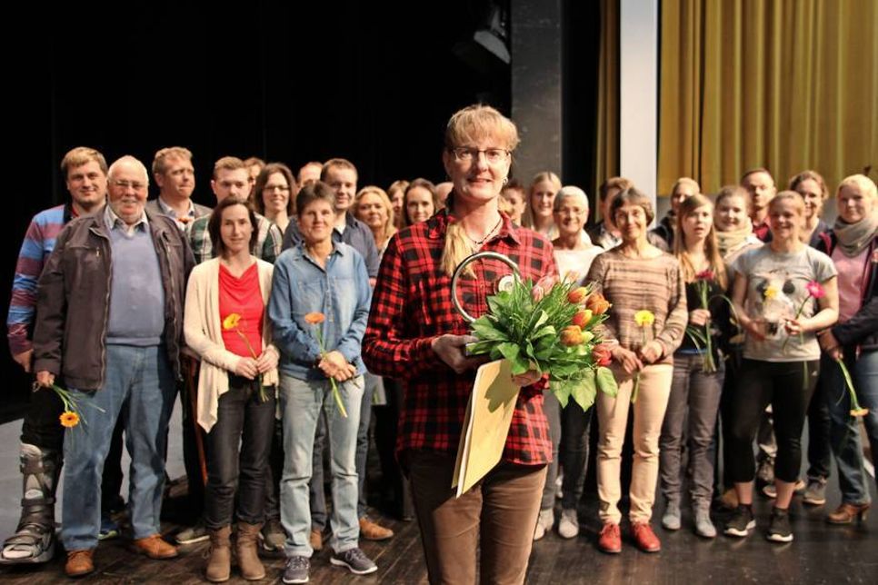 Sportlerin des Jahres 2015 wurde Rhönradturnerin Anke Markmann (vorn), die zusammen mit den Sportlern aus den vergangenen 29 Jahren auf die Bühne gebeten wurden.