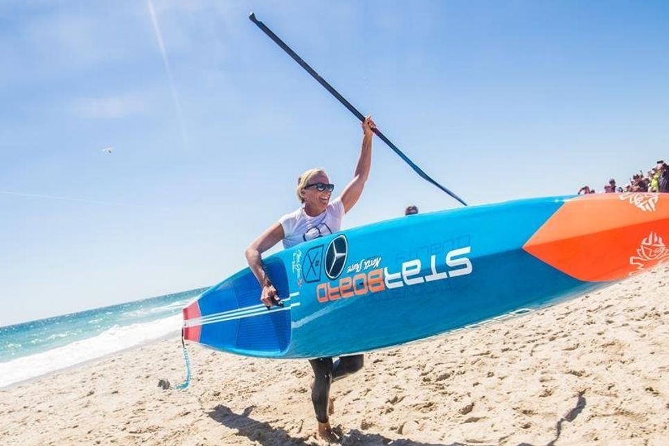 Sonni Hönscheid begleitet mit Kursen und Aktionen die Neueröffnung der SUP Station Scharbeutz.