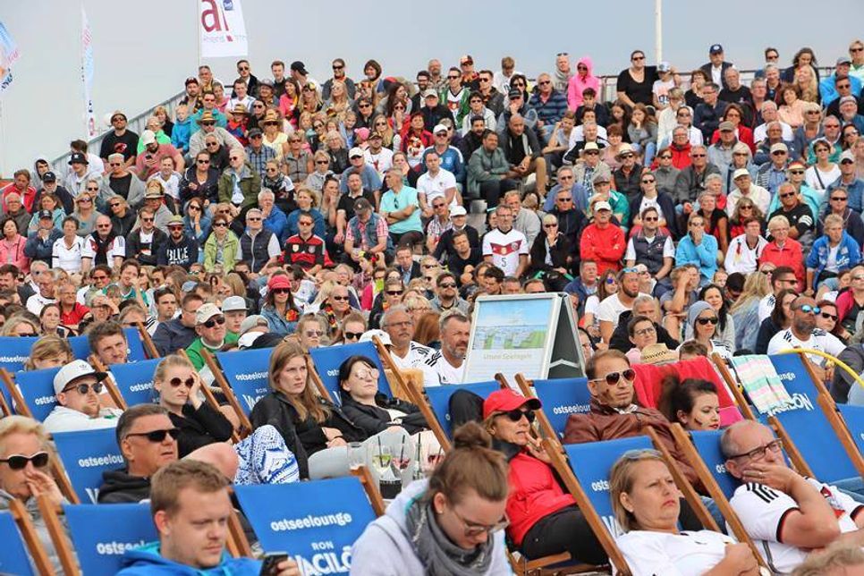 Fußball gucken in der Gemeinschaft. Die Strand-Arena in Grömitz vereint die Fans.