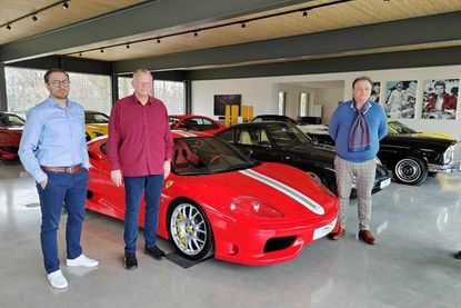 Die Geschäftsführer Christopher Kühn (lks.) und Volker Teschner freuen sich mit ihrem Verkaufsleiter Alexander Hoff (re.) auf die offizielle Eröffnung des Showrooms im Sportwagen Zentrum Scharbeutz.