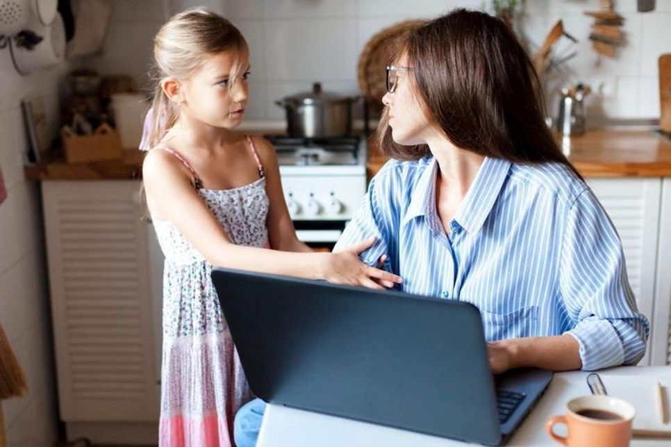Wer eine Bildschirmzeit sowie bestimmte Fristen festlegt und mit den Kindern abspricht, erspart sich die ständige Bettelei um den Computer.