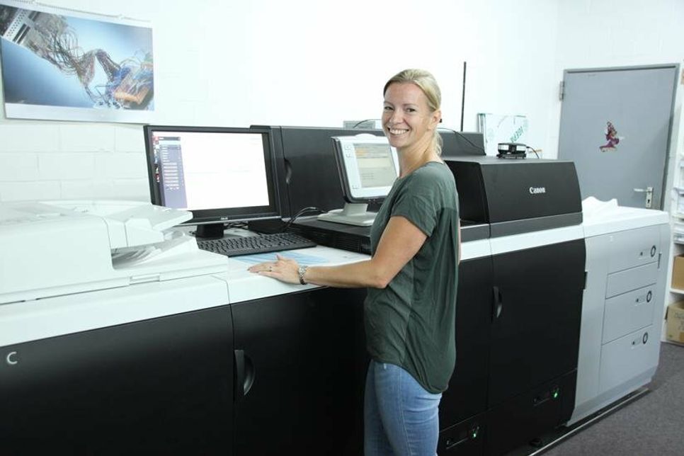 Inhaberin Svenja Muchow mit ihrer neuesten Errungenschaft: einem Canon ipc 9.000.
