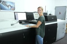 Inhaberin Svenja Muchow mit ihrer neuesten Errungenschaft: einem Canon ipc 9.000.