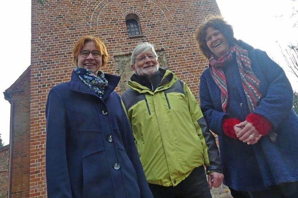 Frisch saniert strahlt er in seinem alten Glanz, der Ahrensböker Kirchturm, das macht nicht nur die Pastorinnen Andrea Pistor und Kirstin Mewes-Goeze und Kirchengemeinderatsmitglied Volker Schmechel glücklich, das muss gefeiert werden. Am kommenden Sonntag lädt die Kirchengemeinde zum Festgottesdienst für den Kirchturm ein