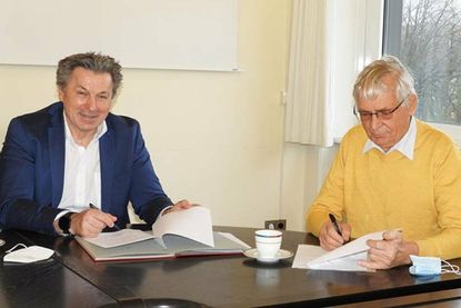 Vertragsunterzeichnung: Bürgermeister Andreas Zimmermann (li.) und Wolf-Dieter Klitzing besiegelten die Arbeitsgrundlage des Kulturkreises.