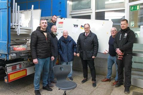 Oleg Beresnev, Hausmeister André Fink, Bürgervorsteher Sönke Sela, Bürgermeister Mirko Spieckermann, Heiko Haase und Bartel Witt (unten v. lks.) beim Verladen der Möbel.