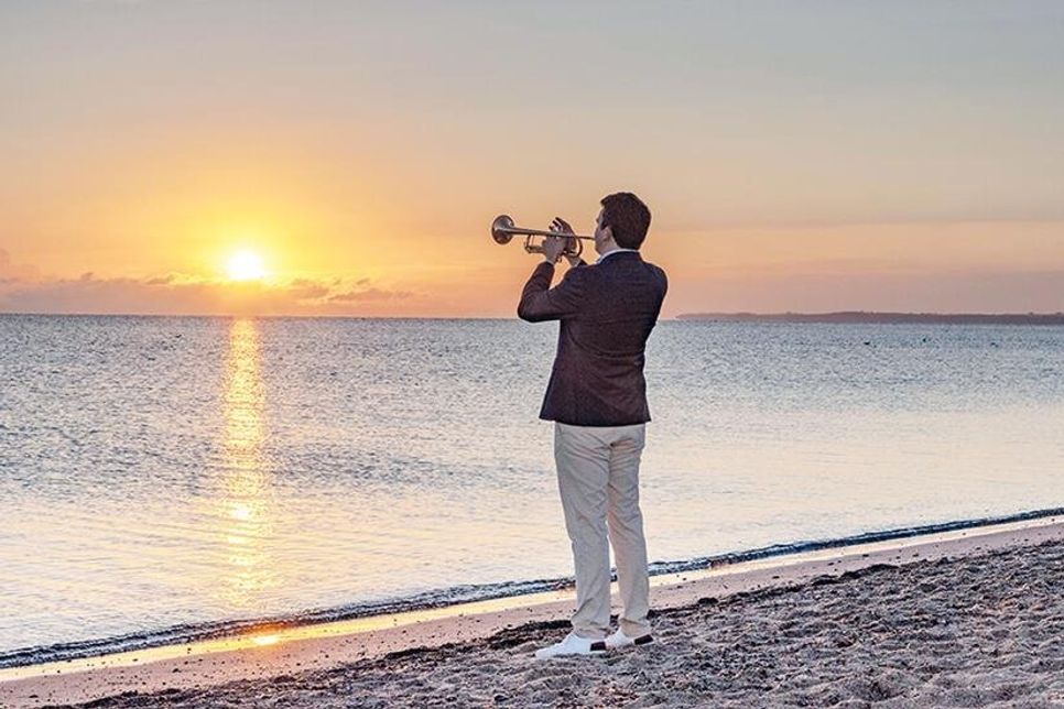 Die Timmendorfer Strand Niendorf Tourismus (TSNT) GmbH lädt zum unvergesslichen Sonnenaufgang mit Trompeten-Echo über der Ostsee und Musik von ClariNoir ein.