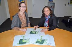 Bürgermeisterin Hatice Kara und Bauamtsleiterin Meike Piechotta (links) vor den ersten drei möglichen Varianten in der Konzeptstudie. Mehrheitlich sprechen sich Politik, Tourismusverantwortliche und Verwaltung für eine kleine Bebauung aus. (Foto: René Kleinschmidt)