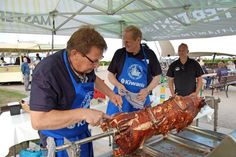 Auch dieses Jahr werden Kiwanis-Freunde das Spanferkel aufschneiden. (Foto: Kiwanis)
