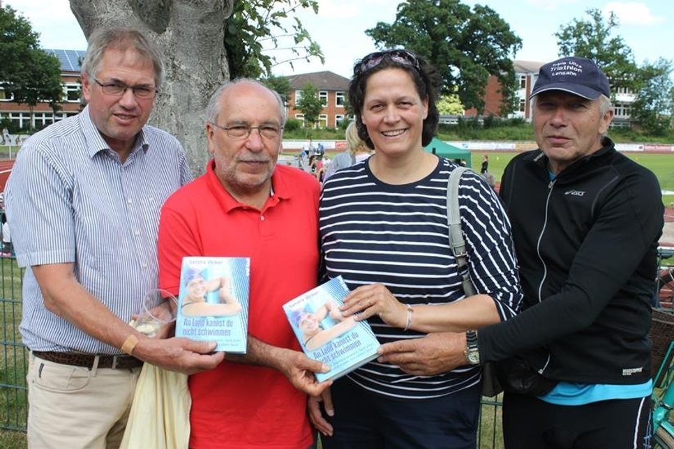 Überraschungsgast: Schwimm-Ikone Sandra Völker, mit über 60 Medaillen bei Europameisterschaften, Weltmeisterschaften und Olympischen Spielen (Silber 1996 in Atlanta) eine der erfolgreichsten deutschen Schwimmerinnen überhaupt, schaute in Lensahn vorbei. Sie wurde begrüßt von Bürgermeister Klaus Winter, dem TSV-Vorsitzenden Wolfgang Prehn und Extremsportler Wolfgang Kulow (v. lks.)