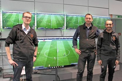 Mo Aubameyang mit expert-Geschäftsführer Mario Brockhusen und Norman Bock (v. re.).