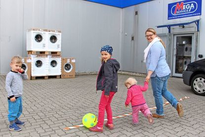 Torwandschießen der etwas anderen Art: Wer mit dem Softball in eine der Trommeln traf, konnte eine Waschmaschine gewinnen.