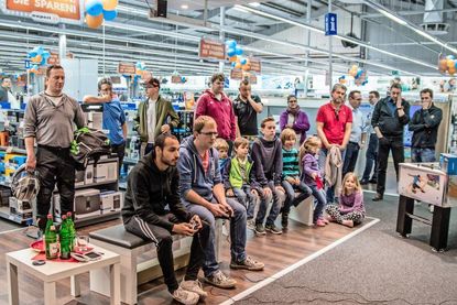 Volles Haus und volle Konzentration bei expert: Viele Besucher traten beim „Beat the Pro“ gegen den amtierenden Deutschen Meister im Fußballspiel FIFA 17 Mo Aubameyang (vorne lks.) an.