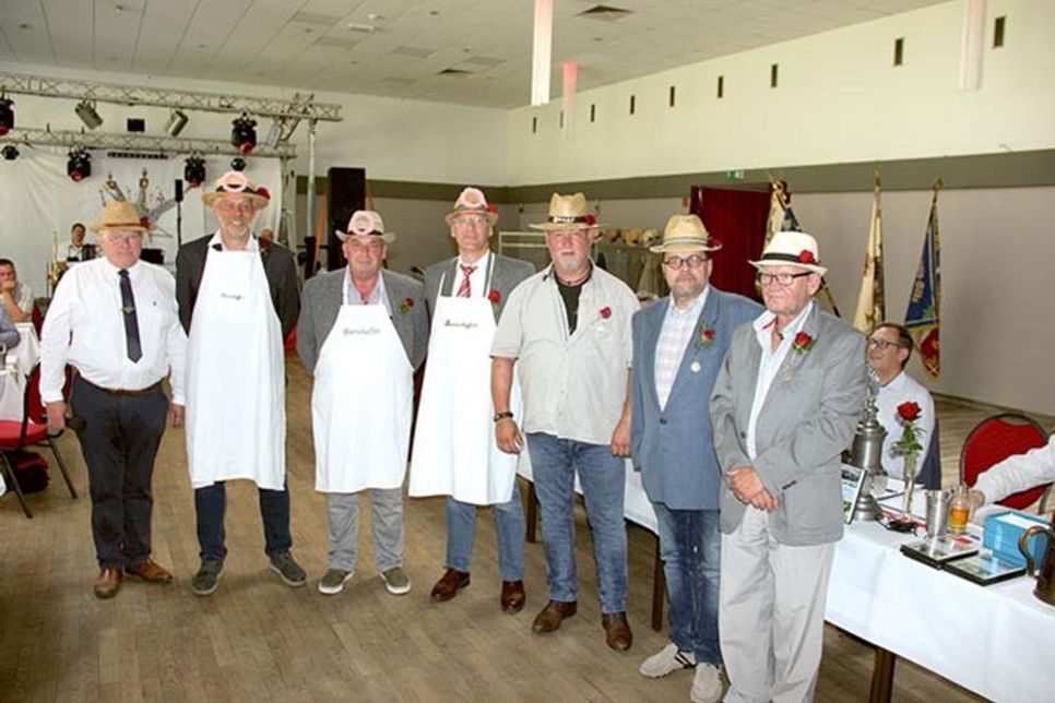 Dritt Öllst Uwe Friedrich Wolters mit den neu gewählten Bierschaffern Dr. Arne Matthiensen, Arnold Laenger und Bernd Konrad Mews sowie ihren Vorgängern Jan Stark, Clemens Waschik und Jan-Christian Thode zur Ämterübergabe im Rahmn der Schlussversammlung.
