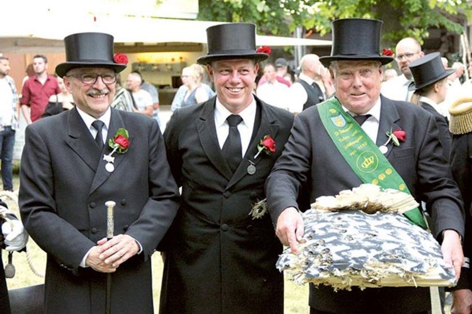 Tweet Öllst Hans-Peter Flindt, Königsschütze Christoph Bähnke und Gildekönig Willi Wiese.