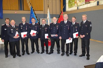 Kreiswehrführer Michael Hasselmann  (lks.) und sein Stellvertreter Lars Wellmann (re.) mit den Geehrten (v. lks.): Andreas Riemke, Hans-Werner Böttcher, Thorsten Rosplesch, Björn Schlieter, Wolfgang Steen, Klaus Berger und Dirk Burmeister.