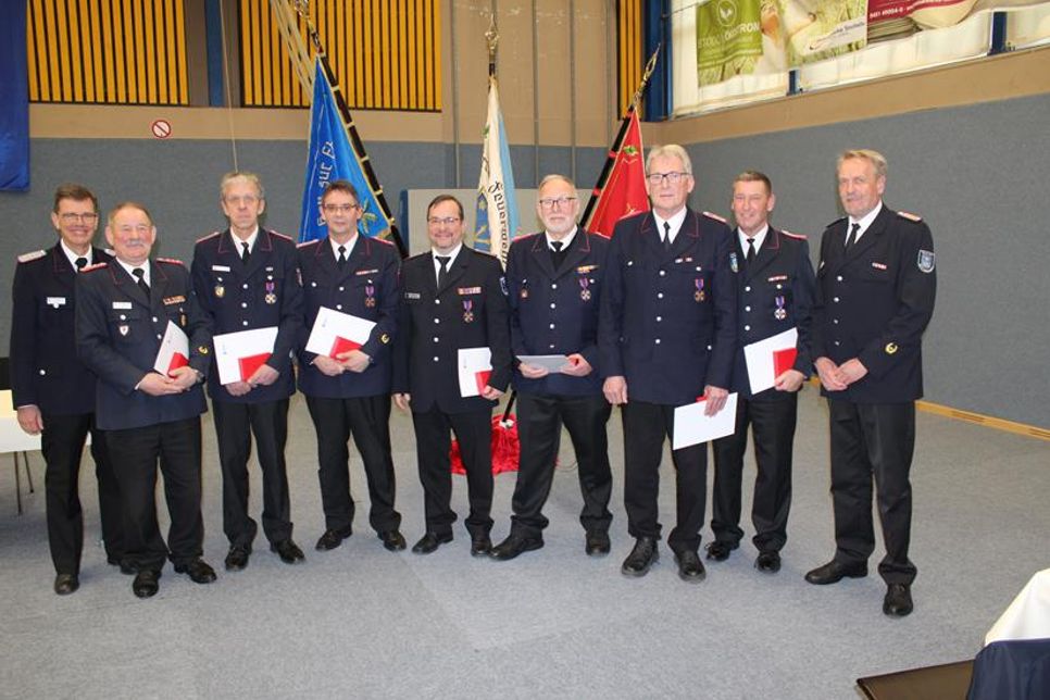 Kreiswehrführer Michael Hasselmann  (lks.) und sein Stellvertreter Lars Wellmann (re.) mit den Geehrten (v. lks.): Andreas Riemke, Hans-Werner Böttcher, Thorsten Rosplesch, Björn Schlieter, Wolfgang Steen, Klaus Berger und Dirk Burmeister.