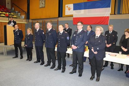 Sieben Beförderungen nahm Kreiswehrführer Michael Hasselmann (v. lks.) vor: Marcel Moldenhauer, Andrea Kaacksteen, Christian Exner, Klaus Hinz, Florian Paasch, Jan-Marco Höppner und Melanie Plambeck.