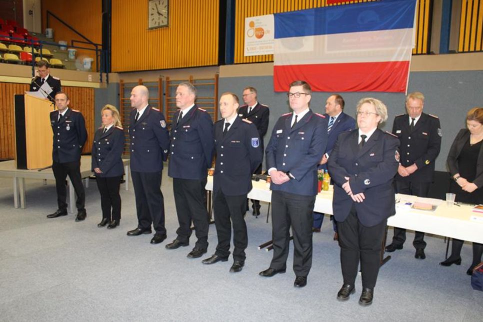 Sieben Beförderungen nahm Kreiswehrführer Michael Hasselmann (v. lks.) vor: Marcel Moldenhauer, Andrea Kaacksteen, Christian Exner, Klaus Hinz, Florian Paasch, Jan-Marco Höppner und Melanie Plambeck.