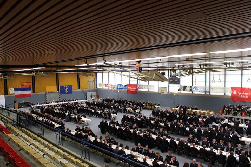 Neben den Gästen hatten sich über 250 Delegierte zur Jahreshauptversammlung des KFV in der Großsporthalle in Stockelsdorf eingefunden.