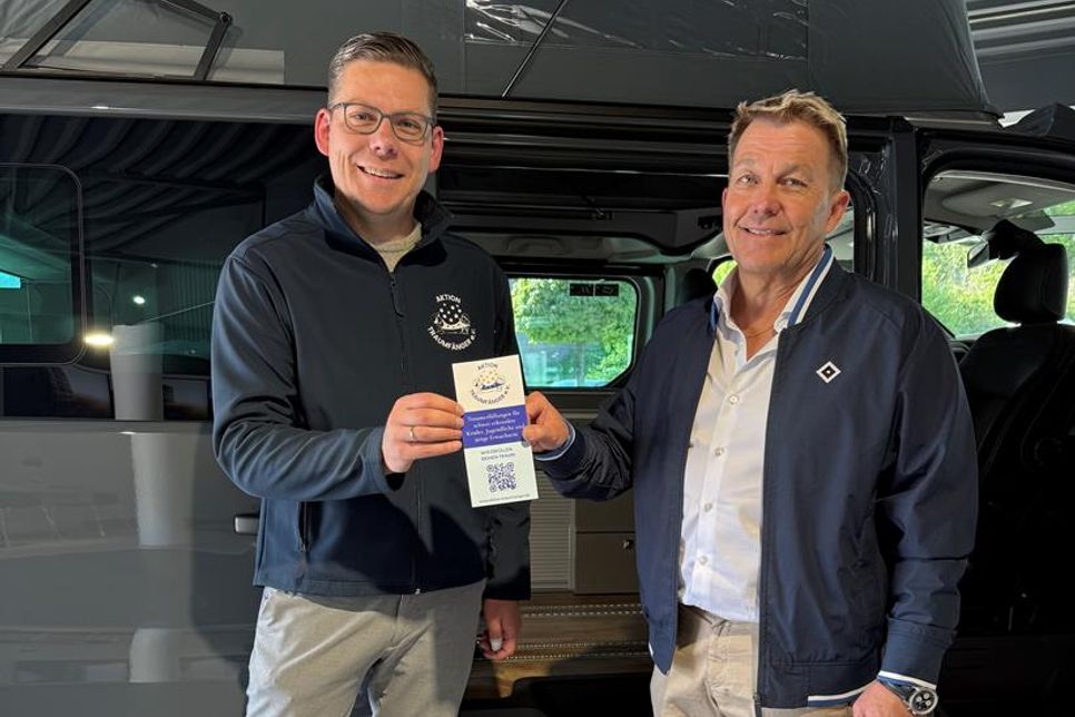 Markus Hagen (re.) und Kevin Pirsig bei der Spendenübergabe im Autohaus Hagen.