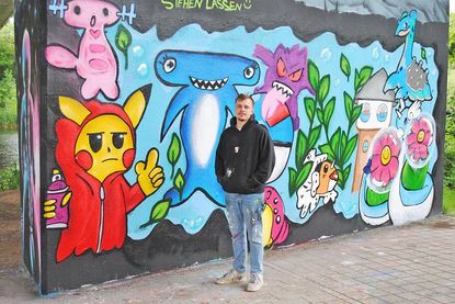 Street-Art und Graffiti-Künstler Robert Terre lobt die Schüler der Toni Jensen-Schule für deren Gestaltung des Brückenpfeilers.