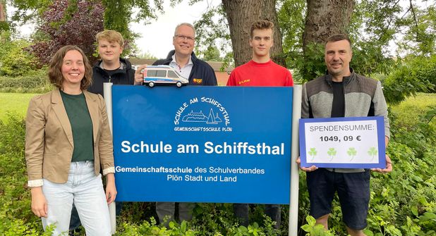 Pastorin Janina Lubeck, Schülersprecher Julian Will als Vertreter der SV der Schule am Schiffsthal, Kai Kulschewski, Vertreter des ASV Landesverbandes, Thorge Voigt als Vertreter der DLRG Jugendabteilung, Jugendwart Thorsten Range vom Sportfischerverein Plön und Umgebung.