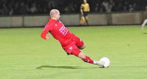 Tim Schüler zieht im Fallen ab, sein Schuss wird jedoch von der Reinfelder Abwehr geblockt.