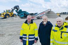 Bauleiter Gero Grage (von links), Projektingenieur Sebastian Stoll und Ralf Gutsche, Geschäftsführer der Langbehn Bau GmbH, vor der großen Siebanlage am Niendorfer Freistrand.