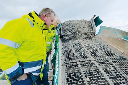 Hier wird der ausgebaggerte Strandsand in einem Siebdurchgang zweifach gesiebt.
