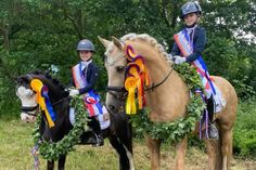 Paulina Schnabel, Kreismeisterin Dressur LK 6, und Lotta Paulina Burmeister, Kreismeisterin LK 7 (v. lks.).