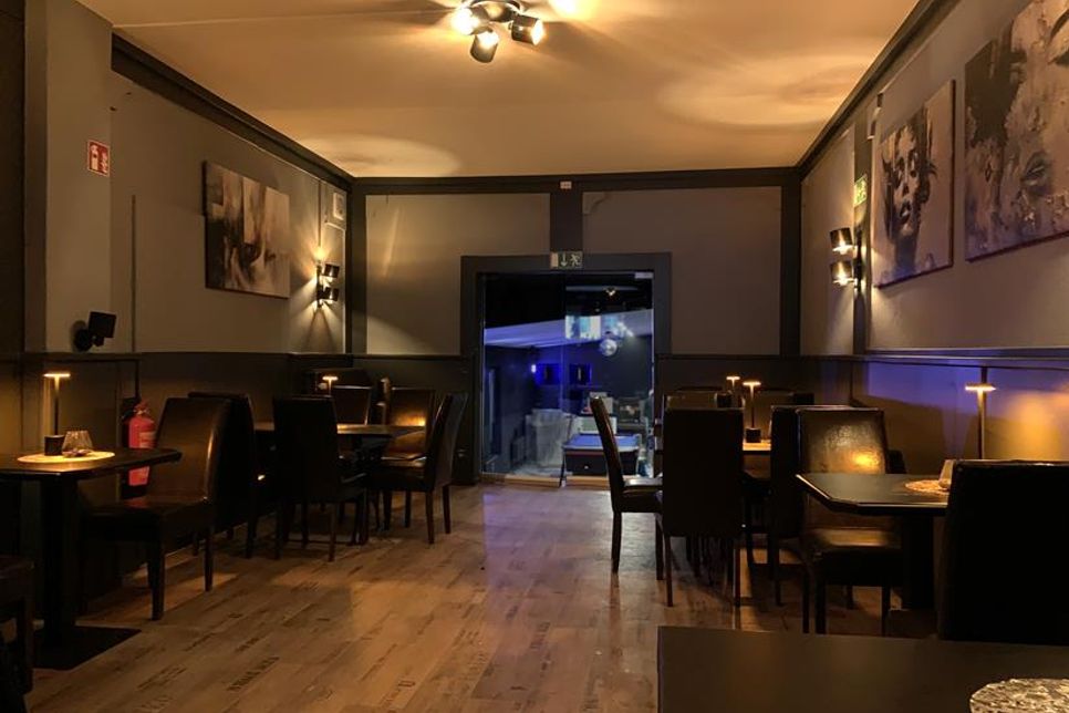 Im Gastraum trifft modernes Design auf Wohlfühlatmosphäre.