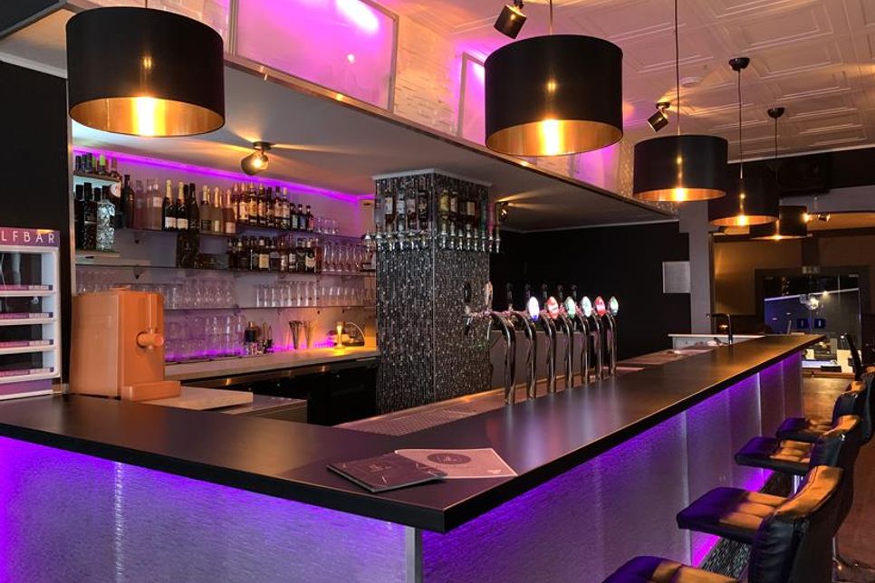 Perfekt für gesellige Abende: die stylishe Bar.