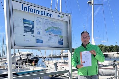 Alexander Wengelewski (Betriebsleiter des Kommunalhafens) präsentiert das Ergebnis der Online-Befragung zur Kundenzufriedenheit der Dauerliegeplatzinhaber im Sportboothafen Neustadt.