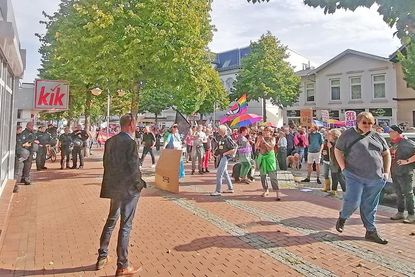 Vor dem AfD-Büro standen sich Demonstrant*innen und Parteimitglieder gegenüber.