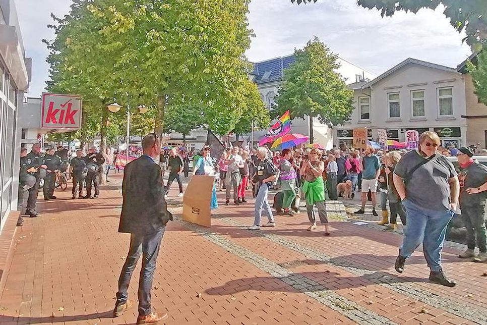Vor dem AfD-Büro standen sich Demonstrant*innen und Parteimitglieder gegenüber.