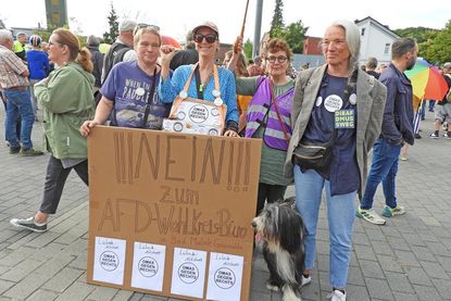 Die „Omas gegen Rechts“ aus Lübeck Altstadt waren dabei.