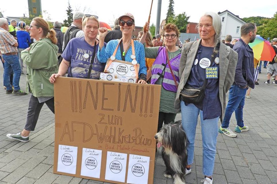 Die „Omas gegen Rechts“ aus Lübeck Altstadt waren dabei.