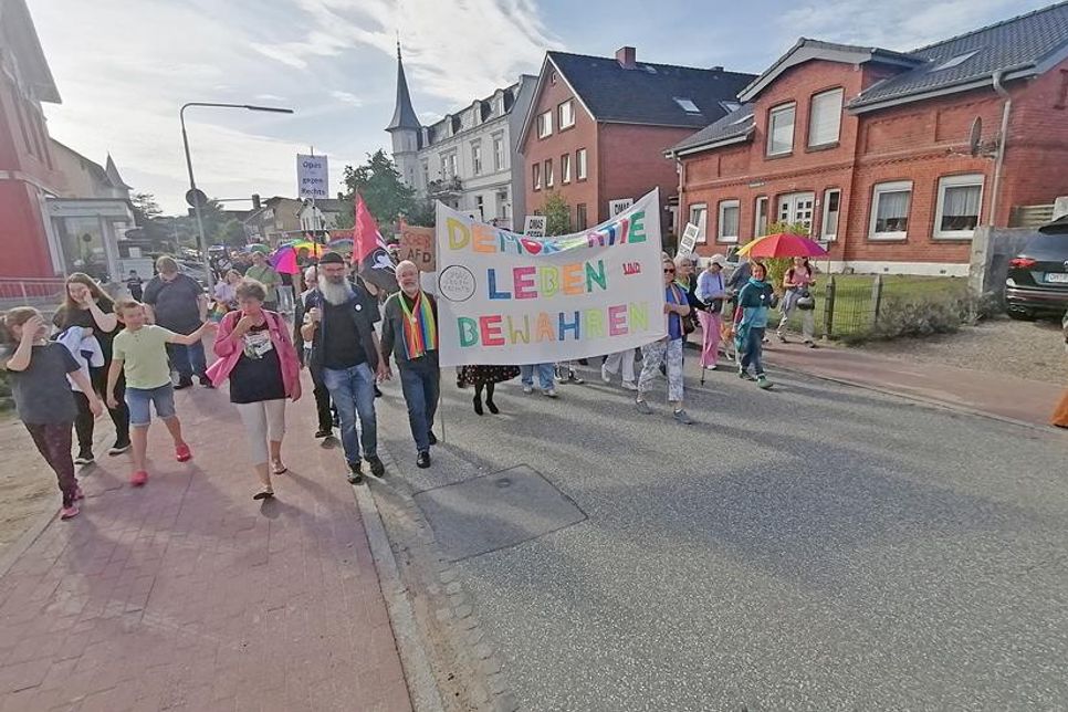 Friedlich zogen die rund 350 Teilnehmer*innen durch den Ort.