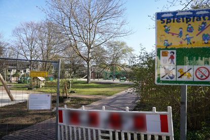 Noch ist der Spielplatz gesperrt, aber bald schon werden hier viele Kinder herumtoben und die Spielgeräte gründlich testen. Hinweis zum Bild: Der Schriftzug auf dem Bauzaun wurde aus redaktionellen Gründen unkenntlich gemacht.
