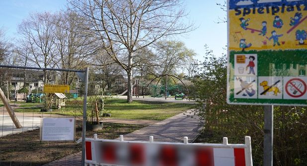 Noch ist der Spielplatz gesperrt, aber bald schon werden hier viele Kinder herumtoben und die Spielgeräte gründlich testen. Hinweis zum Bild: Der Schriftzug auf dem Bauzaun wurde aus redaktionellen Gründen unkenntlich gemacht.