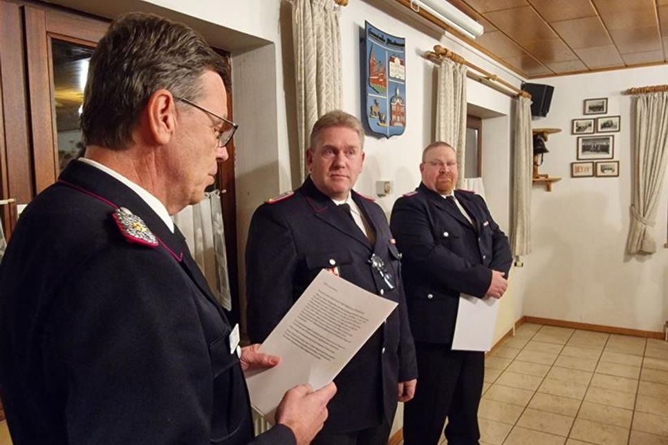 Verleihung des Deutschen Feuerwehr-Ehrenkreuz in Silber durch den Kreisbrandmeister Michael Hasselmann (lks.) an OBM Heiko Hamer, rechts daneben der frisch beförderte HLM 2* Markus Krystek.