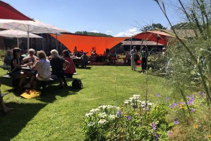 Auf der Caféwiese laden viele Tische zum Verweilen ein.