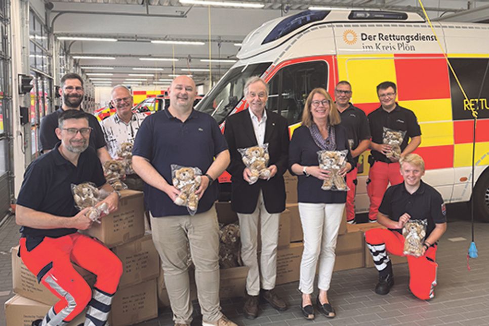 Trost-Teddy-Übergabe in der Rettungswache Preetz (v.l.): Dr. Marcin Herz, Bastian Wohlan, Uwe Bartscher, Marco Hohenberg, Lions-Präsident Dr. Achim Niesel, Kerstin Hartstock, Mario Maaß, Silas Westphal und Felix Assmann.